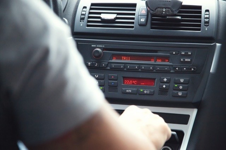 Dźwięki samochodu - słuchanie silnika contra słuchanie radia