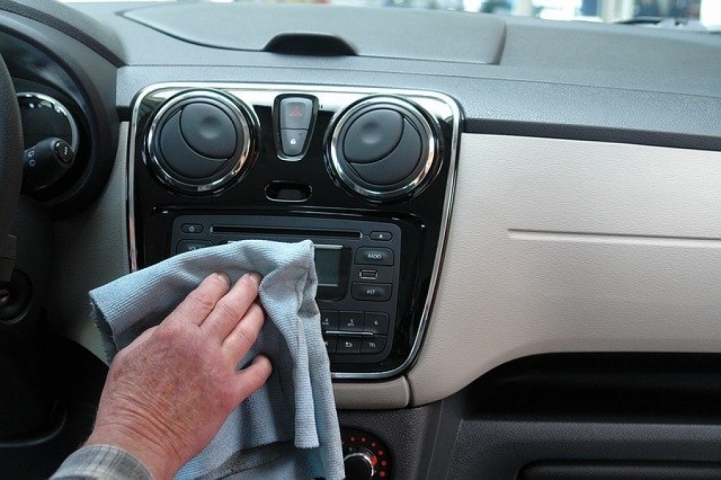 Nieprzyjemny zapach w samochodzie - jak się go pozbyć.